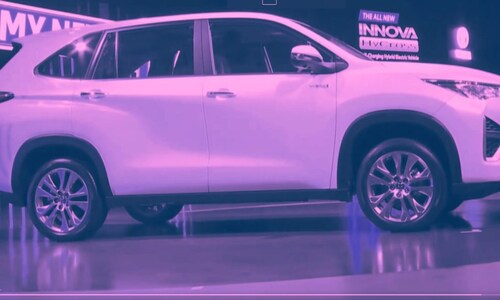 सेल्फ-चार्जिंग बैटरी और दमदार फीचर्स के साथ आई Toyota Innova HyCross, 21 किमी/लीटर के माइलेज का दावा