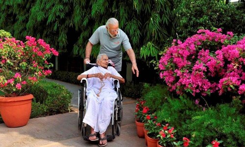 इन खूबसूरत तस्वीरों में देखिए कितना खास था प्रधानमंत्री नरेंद्र मोदी और उनकी मां हीराबेन का रिश्ता