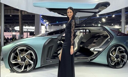 जानिए एक दिन कितना कमा लेती हैं Auto Expo में चमचमाती कारों के साथ खड़ी खूबसूरत मॉडल्स
