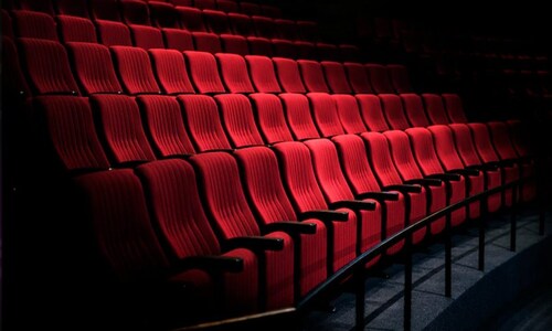 Movie Ticket: क्यों अचानक 100 रुपये से भी कम में लोगों को फिल्म दिखा रहे सिनेमाघर?
