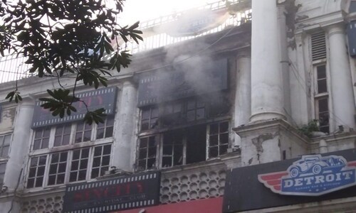 दिल्ली : कनॉट प्लेस के होटल में लगी आग, धू-धू कर जलने लगी बिल्डिंग- देखें फोटो