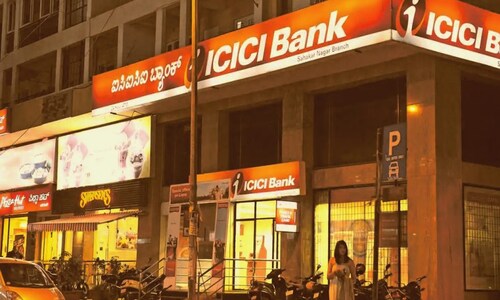 ICICI Bank MCLR Hike: बैंक ने महीने की पहली तारीख को दिया बड़ा झटका, इतनी बढ़ी EMI