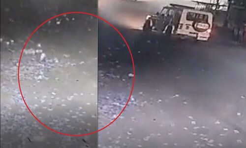 ATM Loot Video: एटीएम लूट कर भाग रहे थे...सड़क पर बिखरे लाखों रुपये के नोट, देखें तस्वीरें