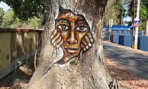 पेड़ों को बचाने का अनोखा संदेश, पेड़ बन गया कलाकार का कैनवास