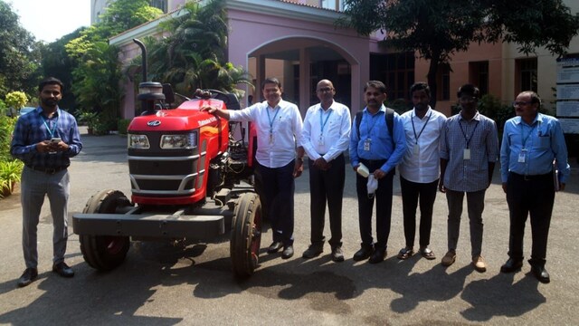 रिमोट कंट्रोल से चलेगा ट्रैक्टर, घटेगी मेहनत बचेगी लागत, जानिए कितनी है ...