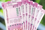 अयोध्या में लोग मंदिरों में दान देकर बदलवा रहे ₹2000 का नोट