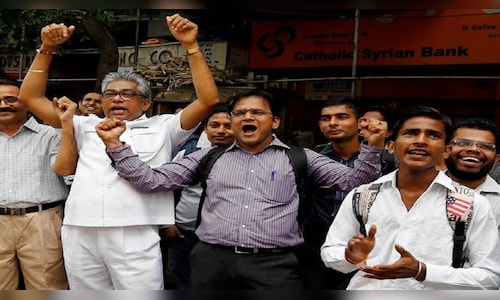 Stock Price: बाजार गिरा, फिर भी ये 2 शेयर बने रॉकेट, रिकॉर्ड तोड़ वॉल्युम के साथ 15% की तूफानी तेजी