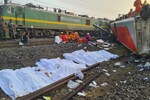 Odisha Train Accident: 97 ट्रेनें प्रभावित, देखिए खौफनाक हादसे की दर्दनाक तस्वीरें