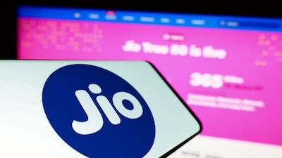 Jio Financials Services : दूसरी तिमाही में कंपनी का मुनाफा 332 करोड़ रुपए से बढ़कतर 668.2 करोड़ रुपए रहा. जबकि, आय भी 414 करोड़ रुपए से 46.9% बढ़कर 608 करोड़ रुपए रहा. 