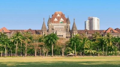 बॉम्बे हाई कोर्ट ने आयकर विभाग को 2016-17 में टेलीकॉम ऑपरेटर द्वारा भुगतान किए गए 1,128 करोड़ रुपये वापस करने का निर्देश दिया है. खबर के बाद कंपनी के शेयर में तेजी आई. शेयर 2 फीसदी बढ़कर 14 रुपये (सुबह 11:00 बजे) के भाव पर पहुंच गया. बॉम्बे हाई कोर्ट ने इनकम टैक्स अथॉरिटी को आदेश दिया है कि वह वोडाफोन आइडिया को टैक्स के रूप में भुगतान किए गए 1128 करोड़ रुपये रिफंड करे. इनकम टैक्स अथॉरिटी को यह रकम ब्याज के साथ चुकानी होगी.