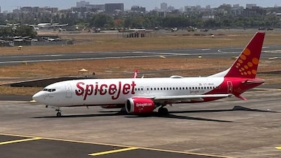 सोमवार को SpiceJet के शेयरों में शानदार तेजी देखने को मिली. शेयर 10 फीसदी से बड़ी तेजी देखने को मिली. कंपनी के शेयर में तेजी ऐसे समय में देखने को मिली है, जब इंडिगो बड़े पैमाने पर फ्लाइट कैंसिलेशन और ऑपरेशनल संकट से जूझ रही है.
