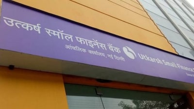 Utkarsh Small Finance Bank Ltd Share: गुरुवार को बैंक का शेयर 8 फीसदी बढ़कर 57.60 रुपये के भाव पर बंद हुआ. एक महीने में 15 फीसदी बढ़ा है. वहीं, बैंक ने बाजार बंद होने के बाद एक्सचेंज पर बिजनेस से जुड़े अपडेट जारी किए. साल 2022 की अक्टूबर-दिसंबर तिमाही के मुकाबले, साल 2023 की अक्टूबर दिसंबर तिमाही में कुल डिपॉजिट 17.6% बढ़कर 15,111 करोड़ रुपये हो गए है. ग्रॉस लोन पोर्टफोलियो 30.8% बढ़कर 16,408 करोड़ रुपये हो गए है. जुलाई-सितंबर तिमाही के मुकाबले अक्टूबर-दिसंबर तिमाही में CASA रेश्यो 19.9% बढ़कर 20% पर पहुंच गए है. Q3 में प्रोविजन लिक्विडिटी कवरेज रेश्यो 195% रहा है.