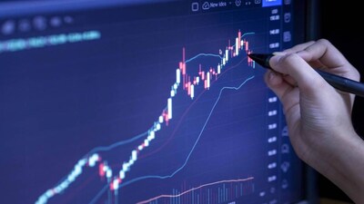 रेलवे सेक्टर की Rail Vikas Nigam (RVNL) के शेयर में शुक्रवार को 10% की गिरावट के साथ कामकाज करते नजर आया. कंपनी ने एक दिन पहले ही दिसंबर तिमाही के नतीजे जारी किए हैं. कारोबारी साल 2024 की तीसरी तिमाही में कंपनी कुल मुनाफा और आय में साल-दर-साल आधार पर गिरावट देखने को मिली है. अन्य आय में 16% की बढ़त के साथ ही कंपनी के मुनाफे में 6.4% की गिरावट देखने को मिली है. आय में भी साल-दर-साल आधार पर 6% की गिरावट दिखी है. 