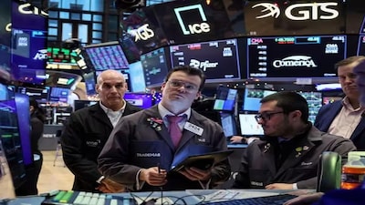 US Stocks Surge, Crude Oil Drops Amid Hopes for Iran War De-escalation