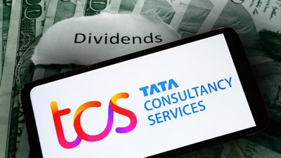 टीसीएस (Tata Consultancy Services) ने वित्त वर्ष 2025-26 की तीसरी तिमाही (Q3) के नतीजों के साथ शेयरधारकों को बड़ा तोहफा दिया है. कंपनी के बोर्ड ने ₹46 प्रति शेयर का स्पेशल डिविडेंड और ₹11 प्रति शेयर का अंतरिम डिविडेंड देने का एलान किया है.