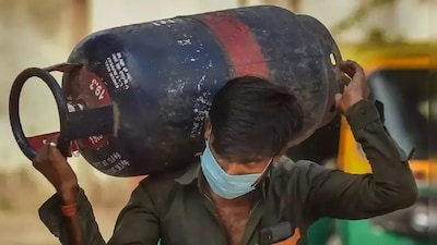 गैस आपूर्ति सामान्य: LPG-LNG स्थिर, रिफाइनरियां 100% क्षमता पर, 70% क्रूड वैकल्पिक मार्गों से.