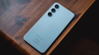 Galaxy M05 में कनेक्टिविटी के लिए 4G, वाई-फाई 802.11a/b/g/n/ac, ब्लूटूथ, GPS, ग्लोनस, वेइदो, गैलीलियो, 3.5mm हेडफोन जैक और USB टाइप-C पोर्ट जैसे ऑप्शन दिए गए हैं. बोर्ड पर मौजूद सेंसर में एक्सेलेरोमीटर, लाइट सेंसर और प्रॉक्सिमिटी सेंसर शामिल हैं. इसके अलावा, यह ऑथेंटिकेशन के लिए फेस अनलॉक फीचर भी दिया गया है. Samsung ने Galaxy M05 में 25W फास्ट चार्जिंग सपोर्ट दी है, जो 5,000mAh की बैटरी से लैस है. इस स्मार्टफोन का डाइमेंशन 168.8 x 78.2 x 8.8mm और वजन 195 ग्राम है.