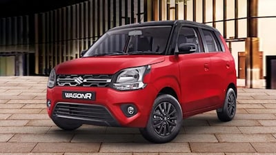 मारुति की सबसे पसंदीदा कारों में से एक वैगन आर में 1.0-लीटर और 1.2-लीटर पेट्रोल इंजन दिए गए हैं. CNG के खरीदार इसे केवल 1.0-लीटर यूनिट के साथ फैक्ट्री-फिटेड किट में खरीद सकते हैं. इस कार को 5-स्पीड मैनुअल गियरबॉक्स के साथ जोड़ा गया है. यह इंजन पेट्रोल मोड में 65hp की पावर और 89Nm टॉर्क और CNG मोड में 57hp की पावर और 82.1Nm टॉर्क पैदा करता है. वैगन आर CNG LXi और VXi ट्रिम्स में भी उपलब्ध है, जिनकी एक्स शोरूम कीमत 6.45 लाख रुपये से 6.89 लाख रुपये के बीच हैं. माइलेज की बात करें तो कंपनी का दावा है कि ये कार 33.47km/kg के माइलेज के साथ, तीसरी सबसे अधिक फ्यूल एफिशिएंट CNG कार है.