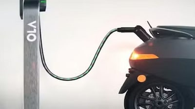 Ola Electric: सालभर में 50% टूटा शेयर, स्टोर घटाने की रणनीति पर बहस तेज.