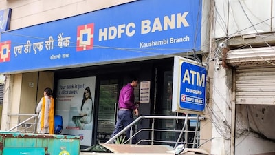 HDFC Bank: एचडीएफसी बैंक उन दो निफ्टी शेयरों में से एक है, जिसने लगातार 9 सालों तक पॉजिटिव एनुअल रिटर्न दिया है. हालांकि, पिछले 4 में से 3 सालों में बैंक का रिटर्न सिंगल डिजिट में रहा है. एक्सिस सिक्योरिटीज को उम्मीद है कि 2025 में एचडीएफसी बैंक डबल डिजिट्स में रिटर्न डिलीवर करेगा. ब्रोकरेज ने इसका प्राइस टारगेट 2,025 रुपए तय किया है, जो मौजूदा स्तरों से 14% ऊपर है.