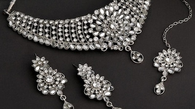 वायदा बाजार में सोमवार को चांदी की कीमतों में ₹619 की तेजी दर्ज की गई. मई डिलीवरी वाले चांदी अनुबंध की कीमत अब ₹95,656 प्रति किलोग्राम हो गई है.