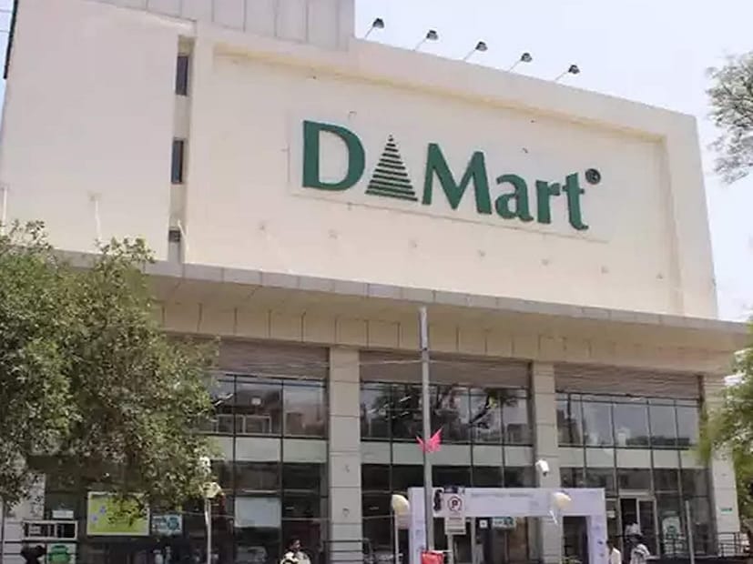 Avenue Supermarts (DMart)डिसेंबर तिमाहीत कंपनीचा निव्वळ नफा 18% वाढून 856 कोटींवर पोहोचला आहे. मागील वर्षी याच तिमाहीत हा नफा 724 कोटी होता.
कारोबारातून मिळणारे उत्पन्न 13.3% वाढून 18,101 कोटी झाले, जे आधी 15,972 कोटी होते. सेल्स मिक्समध्ये फूड आणि ग्रोसरीचा वाटा सर्वाधिक (57%) राहिला, तर नॉन-फूड FMCG चा हिस्सा सुमारे 20% होता.
Avenue Supermarts (DMart)डिसेंबर तिमाहीत कंपनीचा निव्वळ नफा 18% वाढून 856 कोटींवर पोहोचला आहे. मागील वर्षी याच तिमाहीत हा नफा 724 कोटी होता.
कारोबारातून मिळणारे उत्पन्न 13.3% वाढून 18,101 कोटी झाले, जे आधी 15,972 कोटी होते. सेल्स मिक्समध्ये फूड आणि ग्रोसरीचा वाटा सर्वाधिक (57%) राहिला, तर नॉन-फूड FMCG चा हिस्सा सुमारे 20% होता.