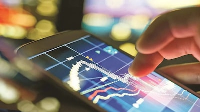 आईटी शेयरों पर नजर: सोमवार को TCS, Infosys, जैसे भारतीय आईटी स्टॉक्स पर फोकस होगा. ग्लोबल सॉफ्टवेयर कंपनी Accenture ने शुक्रवार को नतीजे जारी किए. कंपनी ने 2025 में 6-7% आय ग्रोथ का गाइडेंस दिया है, पहले 5-7% थी. फॉरेन एक्सचेंज का असर 0.2% पॉजिटिव रहेगा. नई बुकिंग 6% घटी, लेकिन जेनेरेटिव एआई बुकिंग 1.5 बिलियन डॉलर रही. अमेरिका में एक्सेंचर का शेयर 7% गिरा.