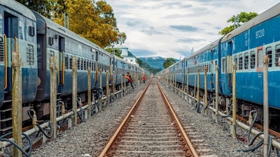 Order News: Ircon International के शेयरों में 21 जुलाई को शुरुआती कारोबार में 3% से अधिक की तेजी देखी गई. कंपनी के ज्वाइंट वेंचर को कुल ₹755.78 करोड़ के प्रोजेक्ट हासिल होने के बाद निवेशकों में उत्साह देखा गया. कार्यक्रम शुरू होने के समय Ircon के शेयर ₹193 प्रति शेयर पर ट्रेड कर रहे थे, जो पिछले बंद भाव से ₹6.05 यानी 3.24% अधिक था.