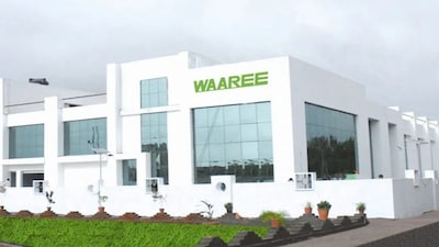 Waaree Energies Q1 : Waaree Energies ने Q1 FY26 में 20.3% की ग्रोथ के साथ 745 करोड़ रुपये का नेट मुनाफा कमाया, जो पिछली तिमाही में 619 करोड़ रुपये था. आय 10.5% बढ़कर 4,425 करोड़ रुपये रही, जो पिछली तिमाही में 4,004 करोड़ रुपये थी. EBITDA 73.4% बढ़कर 997 करोड़ रुपये हो गया, जो पिछली तिमाही में 575 करोड़ रुपये था. मार्जिन 14.3% से बढ़कर 22.5% हो गया.