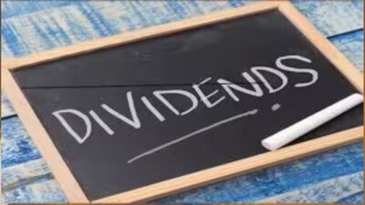 HUDCO का Q1 मुनाफा 558 करोड़ से बढ़कर 630 करोड़ रुपये हो गया, जबकि NII 724.7 करोड़ से बढ़कर 961 करोड़ रुपये पहुंचा. कंपनी ने 1.5 रुपये प्रति शेयर अंतरिम डिविडेंड का ऐलान किया है.