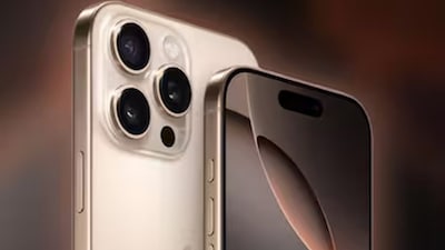 iPhone 16 (128GB) ₹66900 में खरीदा जा सकता है. इसमें 6.1-inch डिस्प्ले, 48MP Fusion कैमरा और A18 चिप मौजूद है.
