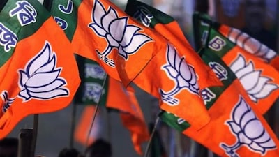 नागपुर जिले की कमठी नगर परिषद में भी नतीजों ने इतिहास रच दिया. यहां 40 साल बाद बीजेपी ने नगराध्यक्ष पद जीता. पार्टी उम्मीदवार अजय अग्रवाल ने कांग्रेस के शकूर नागानी को 103 वोटों से हराया. हार के बाद कांग्रेस उम्मीदवार ने नतीजों पर सवाल उठाए, लेकिन चुनाव आयोग के नतीजे बरकरार रहे. कमठी सीट पूरे चुनाव के दौरान आरोप-प्रत्यारोप और सियासी बयानबाजी के कारण चर्चा में रही.