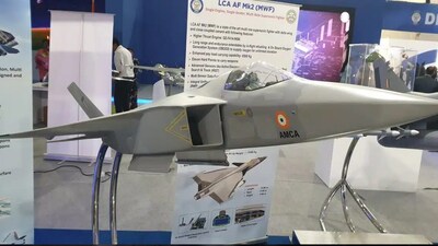 भारत अपने फाइटर जेट बेड़े को मजबूत करने की दिशा में बड़ी छलांग लगा चुका है. पांचवीं पीढ़ी के लड़ाकू विमान AMCA (एम्का) प्रोजेक्ट के लिए बेहद अहम मॉर्फिंग विंग टेक्नोलॉजी का DRDO ने सफल परीक्षण कर लिया है. यह वही तकनीक है, जो अभी तक सिर्फ अमेरिका, यूरोप और NASA जैसी एजेंसियों के पास मानी जाती थी. इस सफलता ने न सिर्फ भारत के फाइटर जेट भविष्य को पंख दे दिए हैं, बल्कि दुनिया के रक्षा विशेषज्ञों को भी चौंका दिया है.