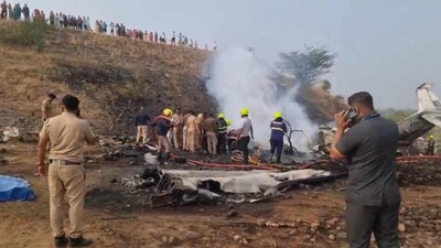 22 जुलाई 1959 को जन्मे अजित अनंतराव पवार ने राजनीति में शुरुआती कदम अपने चाचा Sharad Pawar के मार्गदर्शन में रखा. शरद पवार बाद में राष्ट्रवादी कांग्रेस पार्टी (NCP) के संस्थापक बने.