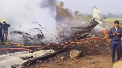 वहीं, नागरिक उड्डयन मंत्रालय से जुड़े सूत्रों के हवाले से कुछ मीडिया रिपोर्ट्स में कहा गया है कि विमान में कुल छह लोग सवार थे. हालांकि, यात्रियों की संख्या, हताहतों की स्थिति और किसी भी प्रकार की जानमाल के नुकसान को लेकर अब तक कोई आधिकारिक घोषणा नहीं की गई है.