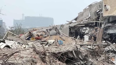 वरिष्ठ पुलिस अधिकारी निधिन वलसन ने बताया, “करीब 25–30 लोगों ने पुलिस टीमों पर पथराव किया, जिसमें पांच पुलिसकर्मियों को मामूली चोटें आईं. हालात को काबू में करने के लिए हमें आंसू गैस का इस्तेमाल करना पड़ा. इलाके में एक बैंक्वेट हॉल और एक डिस्पेंसरी को गिराया गया है. यह कार्रवाई रात में इसलिए की गई ताकि आम लोगों को कम से कम परेशानी हो.” उन्होंने आगे कहा कि पथराव में शामिल लोगों के खिलाफ सख्त कार्रवाई की जाएगी और स्थिति पूरी तरह नियंत्रण में है.