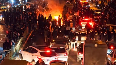 Iran ने देशभर में हुए प्रदर्शनों के दौरान कम से कम 5,000 लोगों की मौत की पुष्टि की है. मरने वाले इन लोगों में लगभग 500 सुरक्षाकर्मी शामिल बताए गए हैं. क्षेत्र में तैनात एक ईरानी अधिकारी ने रविवार को वेरिफाइड आंकड़ों का हवाला देते हुए कहा कि “निर्दोष ईरानियों” की हत्याओं के लिए “आतंकवादी और सशस्त्र दंगाई” जिम्मेदार हैं.