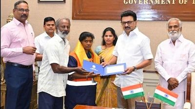 Chennai Sanitation Worker Returns ₹4.5 Million Gold, CM Honors Her Honesty