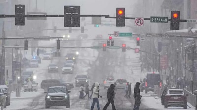 Winter Strom: अमेरिका के कई हिस्से इन दिनों जबरदस्त सर्दी और बर्फीले तूफान की चपेट में हैं. हालात इतने खराब हैं कि अब तक 25 लोगों की जान जा चुकी है और करीब 7.5 लाख लोग बिजली के बिना रहने को मजबूर हैं.