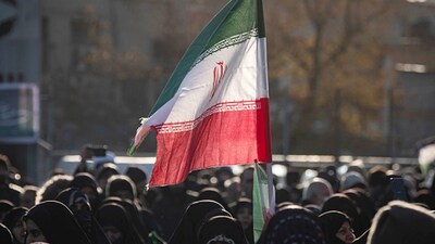 विशेषज्ञों का मानना है कि अगर ईरान में हिंसा और बढ़ती है, तो अमेरिका की ओर से कड़े कदम उठाए जा सकते हैं. हालांकि कुछ जानकारों का कहना है कि ईरान के लिए सबसे बड़ा खतरा बाहरी हमला नहीं, बल्कि अंदर से टूटती अर्थव्यवस्था है.

उनके मुताबिक सरकार इस दौर के प्रदर्शनों को किसी तरह झेल सकती है, लेकिन आर्थिक संकट का कोई ठोस समाधान उसके पास नहीं है. यही वजह है कि हालात लंबे समय तक अस्थिर रह सकते हैं.