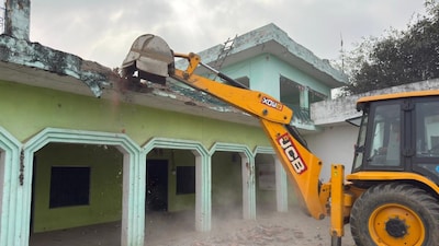 संभल: सरकारी जमीन पर बनी अवैध मस्जिद समुदाय ने प्रशासन की कार्रवाई से पहले खुद गिराई.