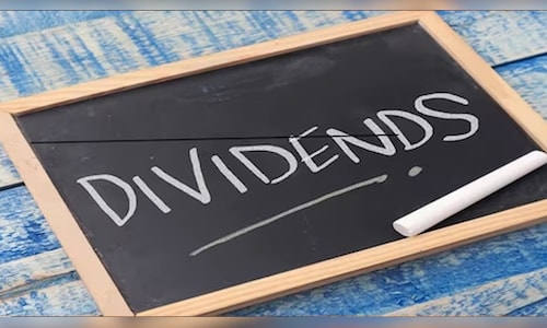 Dividend Stocks: बुरी तरह टूटते बाजार के बीच इस कंपनी ने किया डिविडेंड का एलान, जानिए 1 शेयर पर कितने रुपये मिलेंगे? - CNBC TV18