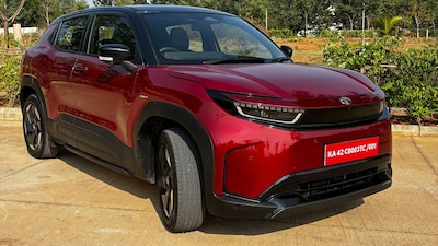 इस बीच ग्लॉस ब्लैक फिनिश वाला फ्लोटिंग सेंटर कंसोल आकर्षक दिखता है. इसमें रोटरी ड्राइव सेलेक्टर और कुछ दूसरे स्विच दिए गए हैं. इसके नीचे बड़ा स्टोरेज स्पेस मिलता है. इसकी फ्रंट सीटें चौड़ी, सपोर्टिव और आरामदायक हैं. इसके साथ ही इलेक्ट्रिक एडजस्टमेंट भी मिलता है. हालांकि, बैटरी पैक के कारण फ्लोर थोड़ा ऊंचा है, जिससे आगे बैठे यात्रियों की बैठने की पोजिशन ‘नीज-अप’ यानी घुटने थोड़े ऊपर की ओर रहते हैं. पीछे बैठने वालों को भी यही समस्या होती है और फ्लैट फ्लोर न होने की वजह से बीच में बैठने वाले यात्री को बीच के उभरे हिस्से (हंप) के कारण असुविधा होती है.