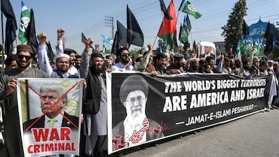 अली खामेनेई की मौत के बाद ईरान में कौन चला रहा है शासन? जानें पूरी शक्ति संरचना.