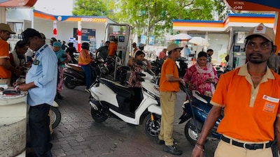 अहमदाबाद में पेट्रोल की कोई कमी नहीं है, लेकिन अफवाहों ने हालात बिगाड़ दिए हैं. शहर के कई पेट्रोल पंपों पर आज भी सुबह से लंबी-लंबी लाइनें देखने को मिलीं. लोग पंप खुलने से पहले ही पहुंच गए, ताकि समय रहते पेट्रोल भरवा सकें.