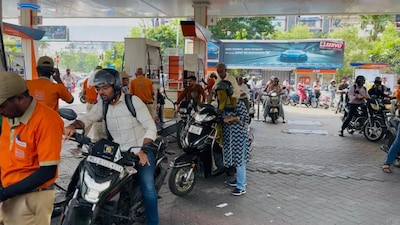 सरकार ने साफ तौर पर कहा है कि पेट्रोल की कोई कमी नहीं है और सप्लाई पूरी तरह सामान्य है. इसके बावजूद अफवाहों के चलते लोग घबराकर ज्यादा से ज्यादा पेट्रोल भरवाने की कोशिश कर रहे हैं.