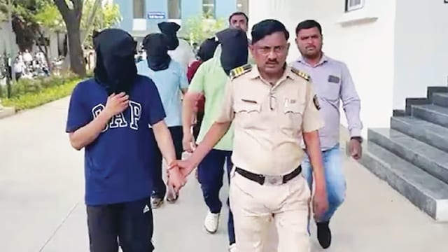 नासिक TCS मामले में नया ट्विस्ट! पीड़ितों ने सुनाई आपबीती तो आरोपी शाहरुख की पत्नी ने सुना दी अलग ही थ्योरी