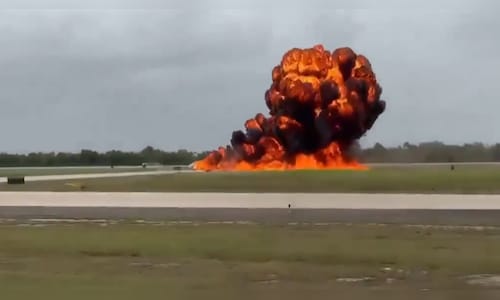 Plane Crash Emergency Landing Fail Video: हाई स्पीड में उतरा, रनवे से ...