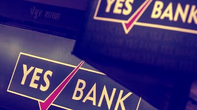 YES Bank के निवेशकों के लिए बड़ी खबर है. बैंक ने 29 जून 2026 को बोर्ड बैठक बुलाई है, जिसमें पूंजी जुटाने (Fund Raising) के प्रस्ताव पर विचार किया जाएगा.बैंक की ओर से शेयर बाजार को दी गई जानकारी के मुताबिक, बोर्ड इक्विटी शेयर जारी करके फंड जुटाने के विकल्पों पर चर्चा करेगा. इसमें प्राइवेट प्लेसमेंट, प्रेफरेंशियल इश्यू या कानून के तहत उपलब्ध अन्य तरीकों को शामिल किया जा सकता है.इसके अलावा बैंक डेट सिक्योरिटीज या अन्य योग्य कन्वर्टिबल और नॉन-कन्वर्टिबल सिक्योरिटीज जारी कर भी फंड जुटाने की संभावना पर विचार करेगा.बैंक ने साफ किया है कि भविष्य की जरूरतों को देखते हुए फंड जुटाने के लिए आवश्यक शेयरधारक मंजूरी हासिल करने की तैयारी की जा रही है. इसी वजह से आगामी एजीएम (Annual General Meeting) के नोटिस में भी इससे जुड़े विशेष प्रस्ताव शामिल किए जा सकते हैं.बाजार की नजर अब 29 जून की बोर्ड बैठक पर टिकी है. निवेशक यह देखेंगे कि बैंक कितनी राशि जुटाने की योजना बनाता है और इसके लिए कौन सा रास्ता अपनाता है.