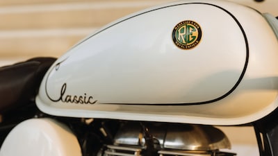 Royal Enfield Classic 350 Launches in New Signature White Color, Priced at Rs 2,23,275